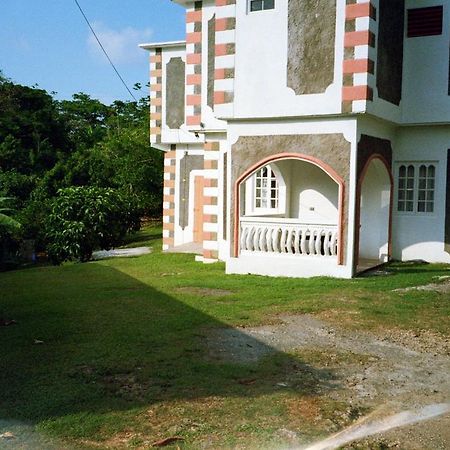 Boston Beach Guesthouse 포트안토니오 외부 사진